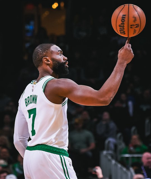 欧洲杯-杨瀚森被雪藏霍勒迪全能难救主，布朗20+8+5+4，绿军复仇开拓者